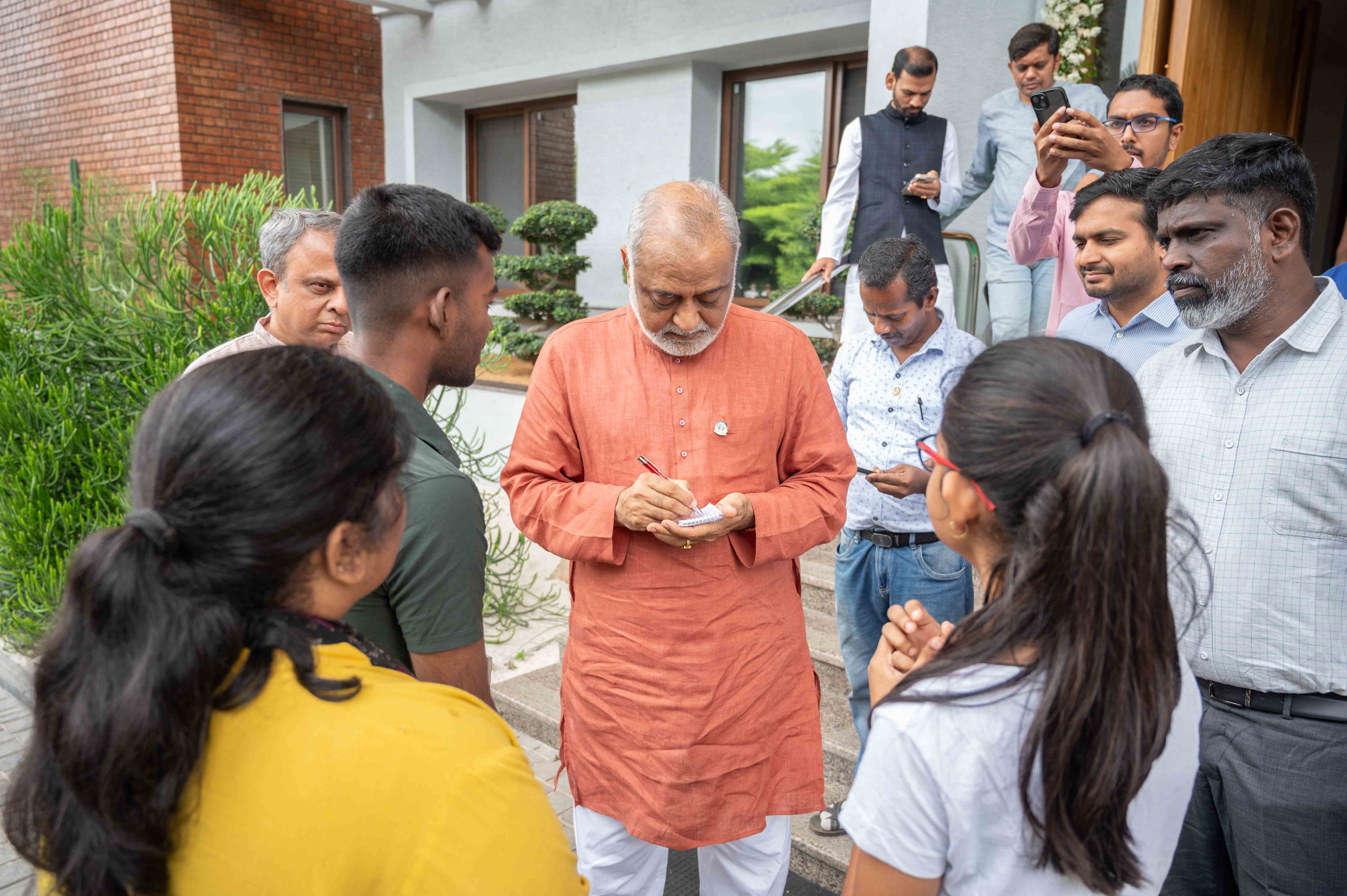 Daaji-with-practitioners