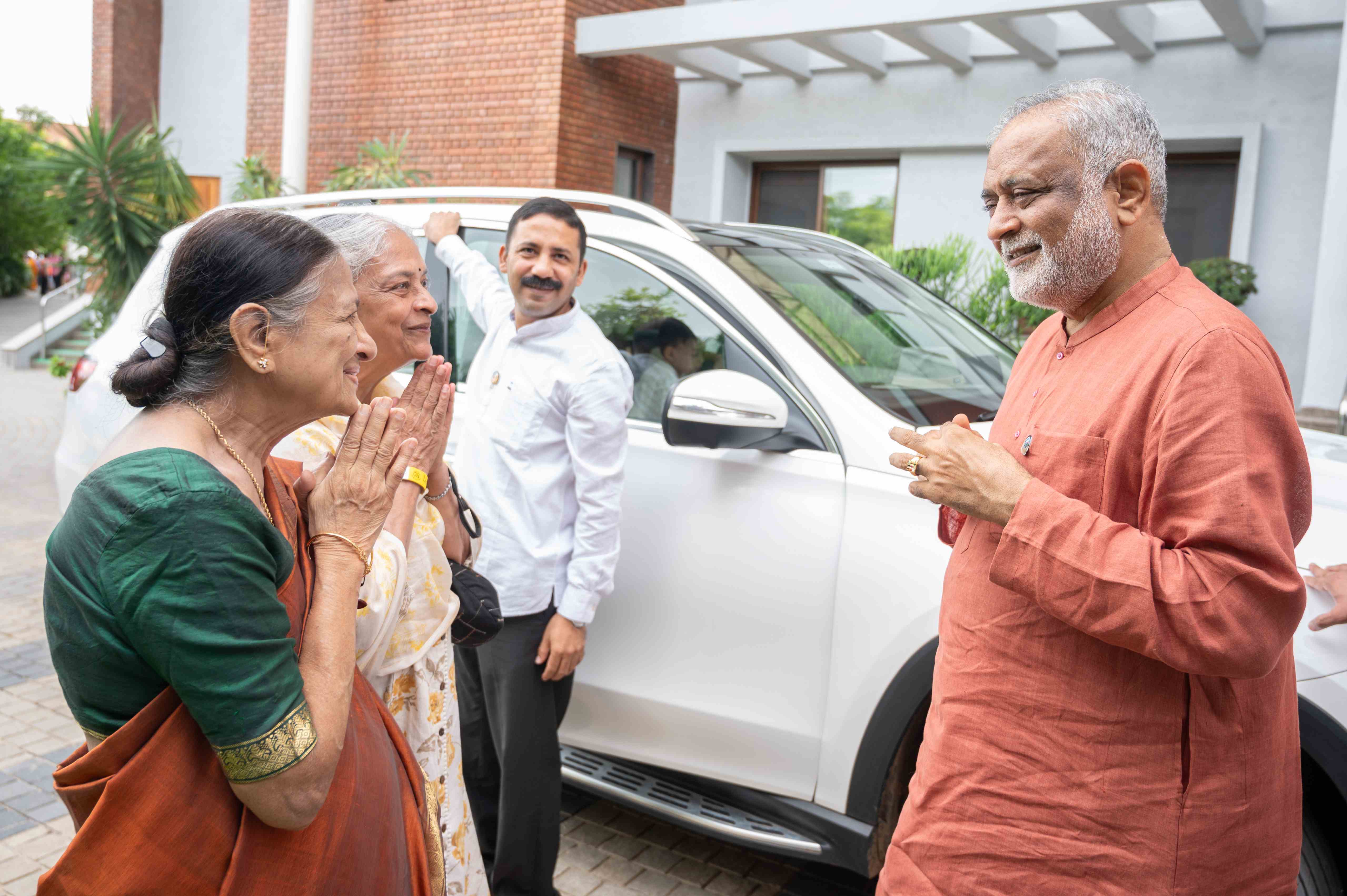 Daaji-with-practitioners