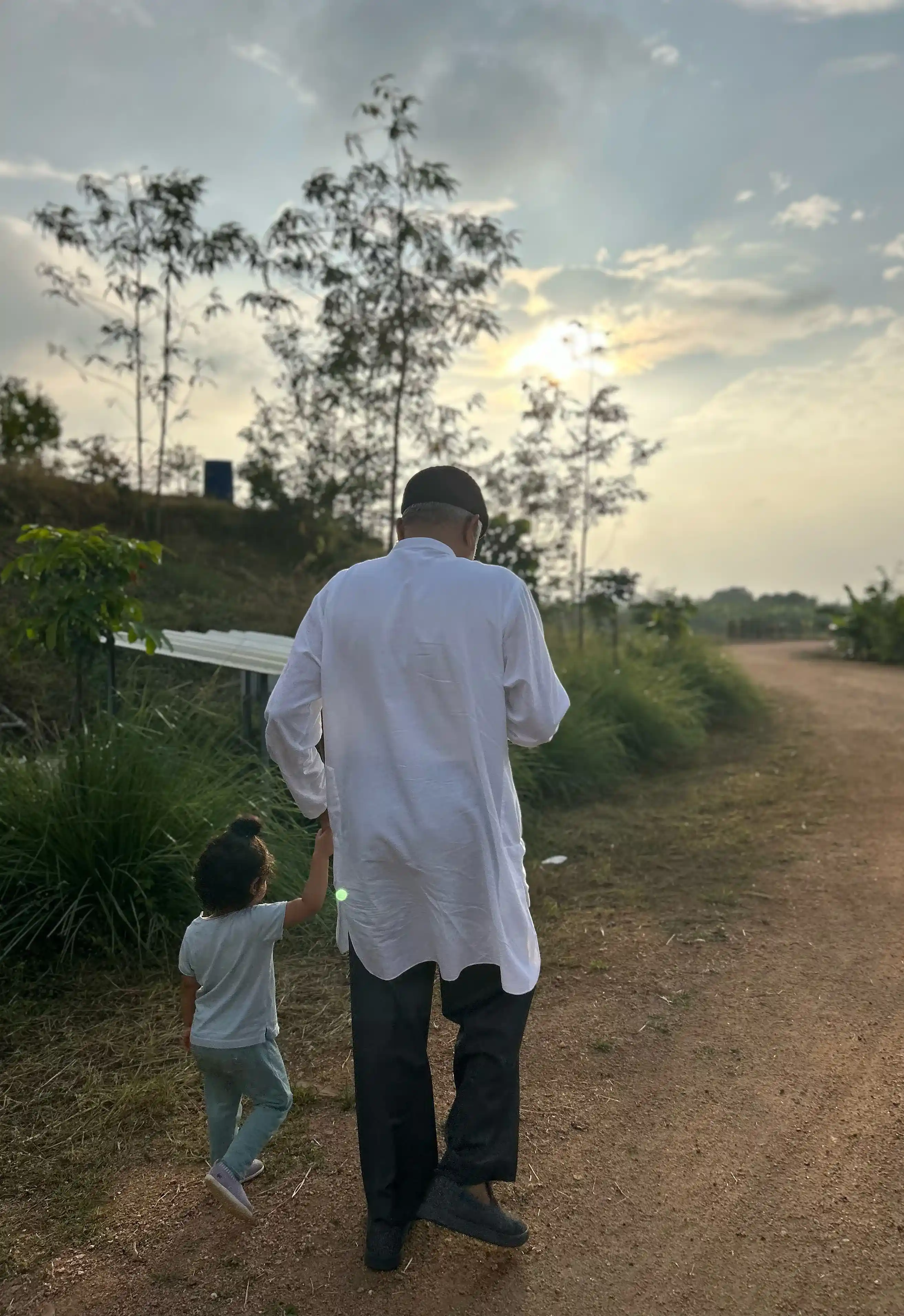 Daaji-with-granddaughter